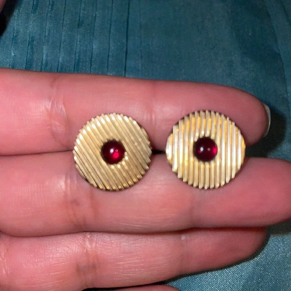 Swank round‎ ribbed striped Gold Tone Cufflinks with Red Stone Accent Vintage